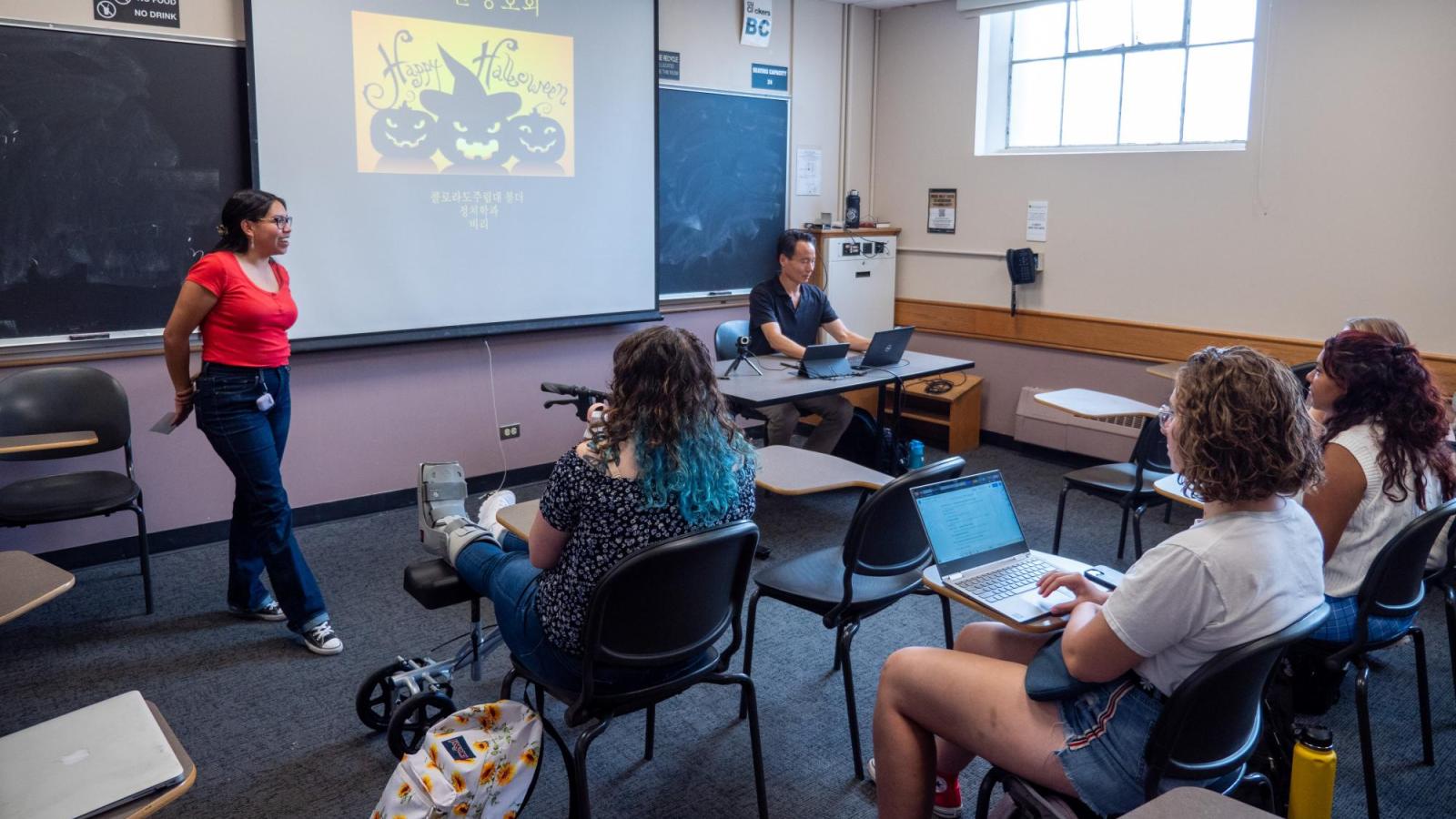 A female student giving a presentation in Korean