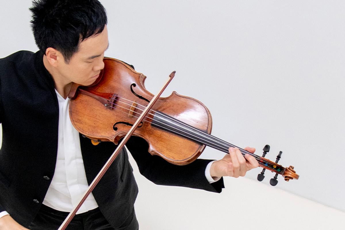 musician Richard O'Neill playing a viola