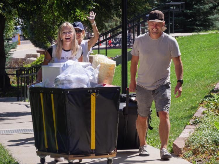 Students during move in