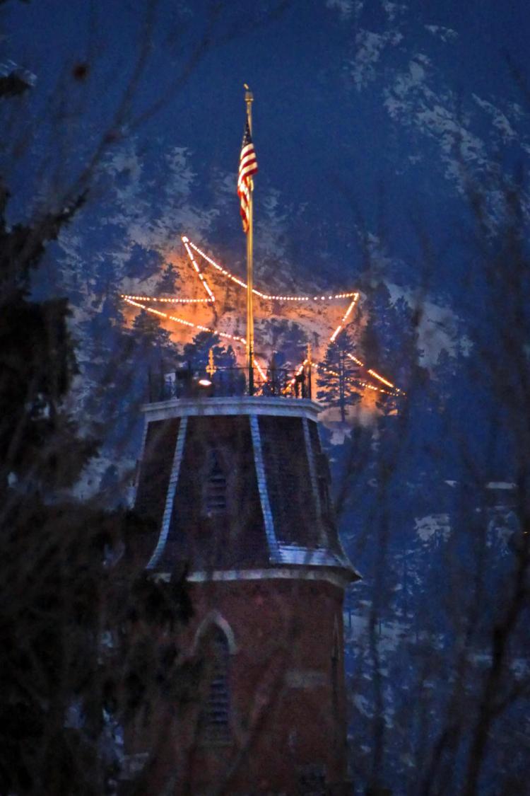 Boulder holiday star