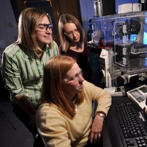 Kristi showing students microscopy techniques