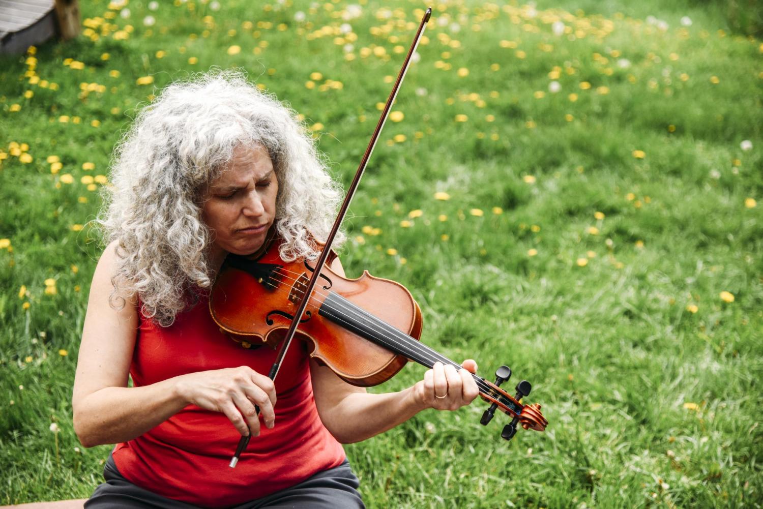 Alicia Svigals playing violin