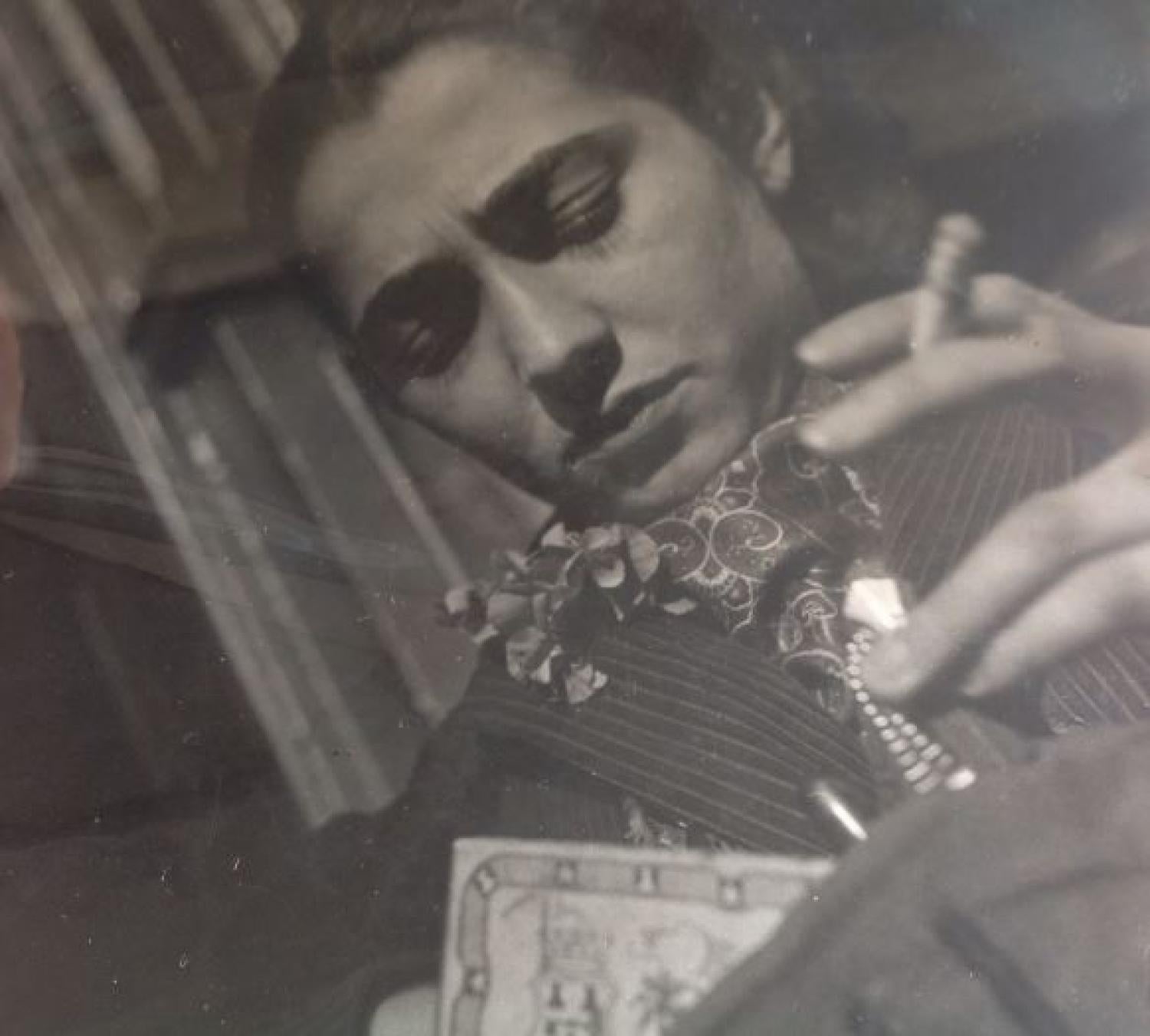 Lin Jaldati smoking