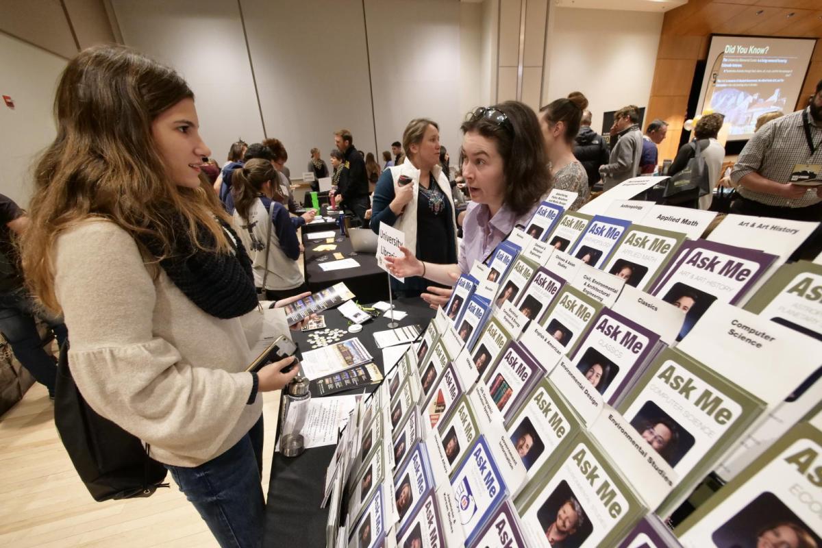 student asks for help from CU Boulder "Ask Me" staff