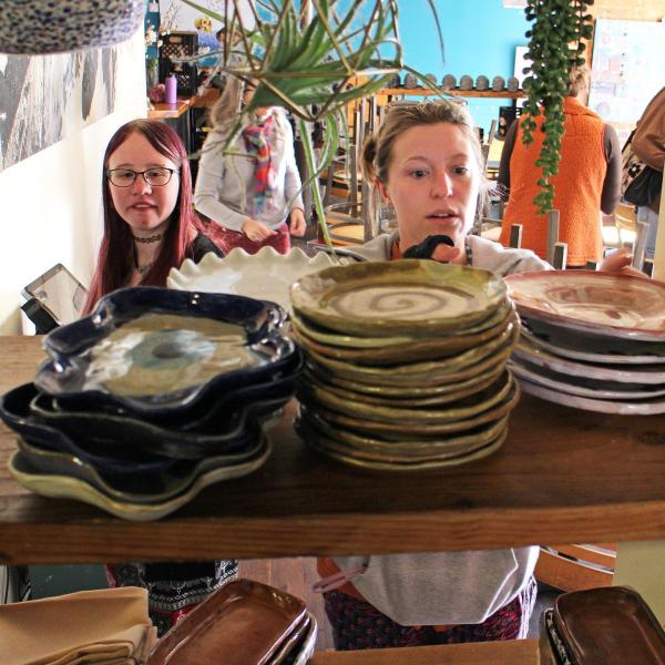 Anika Schulthess and Virginia Morkin getting plates