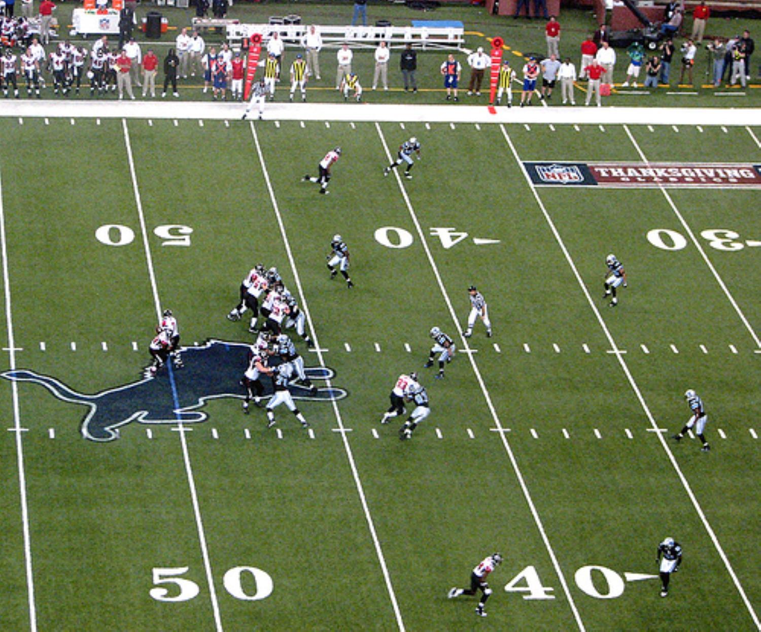 Atlanta Falcons and Detroit Lions playing football match in 2005