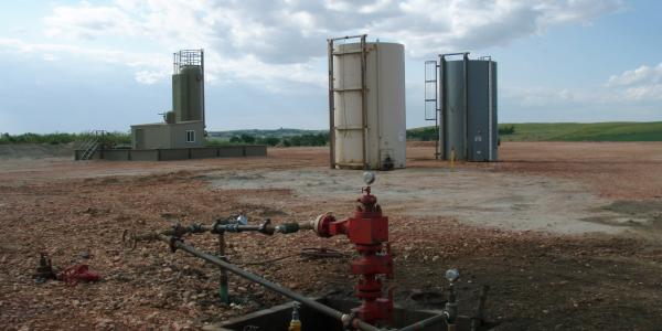 Well head after all the hydraulic fracturing equipment has been taken off location. Photo by Joshua Doubek, Wikimedia Commons