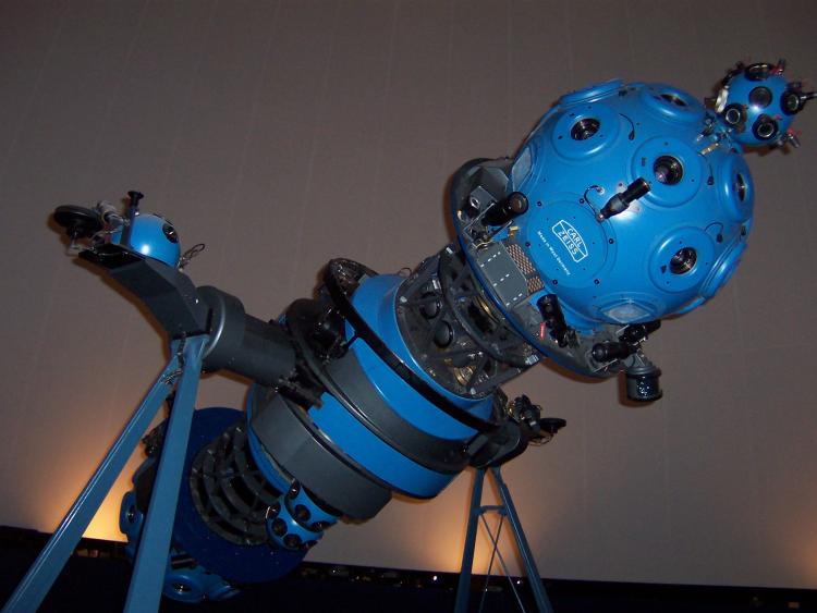 Fiske Planetarium’s analog star projector—called “Fritz” after its West German installer—is being retired after being in service since 1975. As part of the planetarium’s renovation, a new and more-powerful digital projector is being installed, along with a high-definition screen. The improvements will allow the planetarium to improve the material shown to students and to add a new line of entertainment options at the theater.Fiske Planetarium’s analog star projector—called “Fritz” after its West German inst