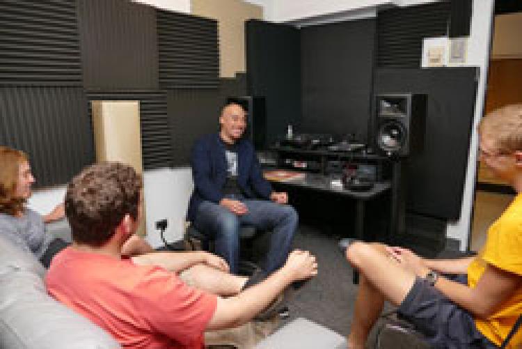 Adam Bradley works with students in the RAP lab. Photo by Glenn Asakawa.