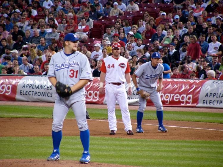 Los Angeles Dodgers play Cincinnati Reds