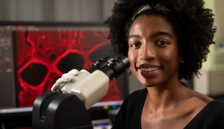 Peyton Thomas with microscope