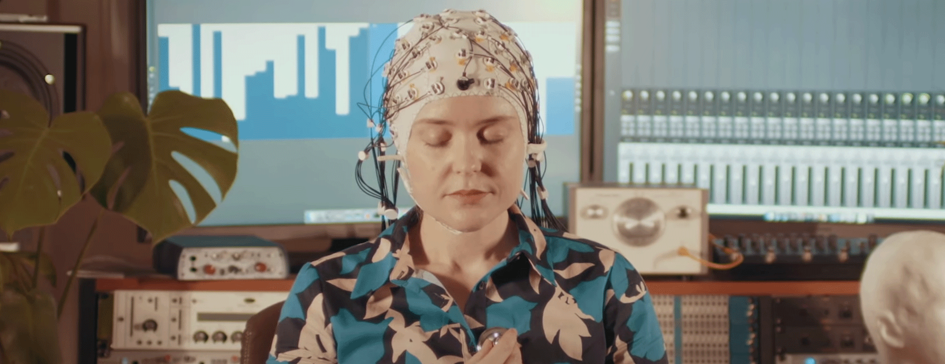 grace leslie wears eeg cap