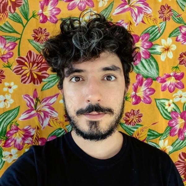 Enric Granzotto Llagostera in front of a floral background