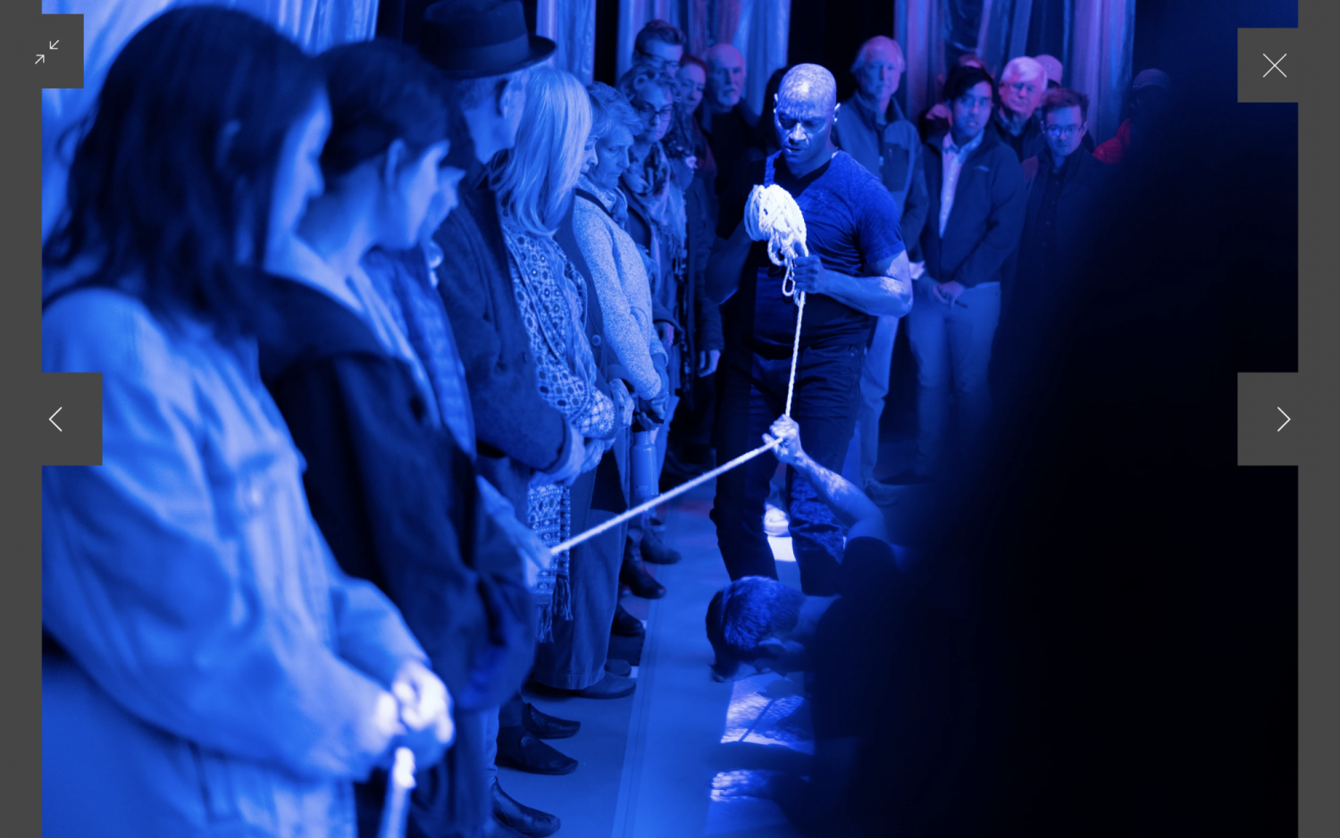 Helanius in Multiscapes with audience under blue light