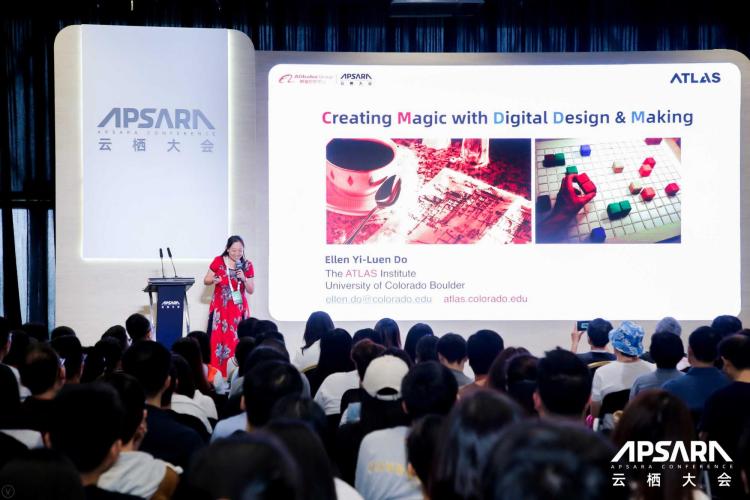 Ellen Do speaks in front of a screen at the Aspara Conference.