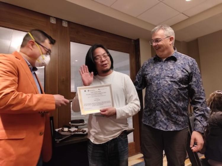 Suibi Che-Chuan Weng receives his award certificate