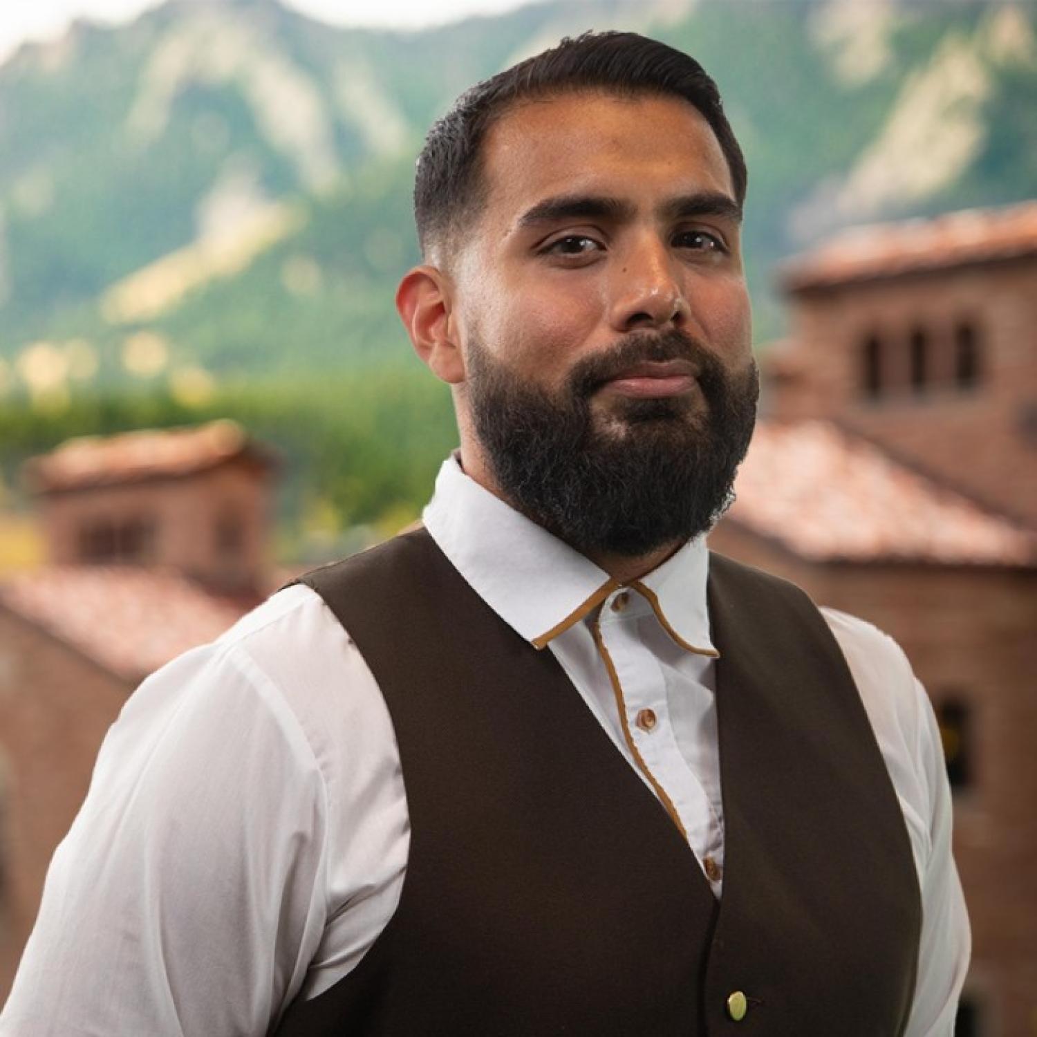 Rolando Rodriguez headshot