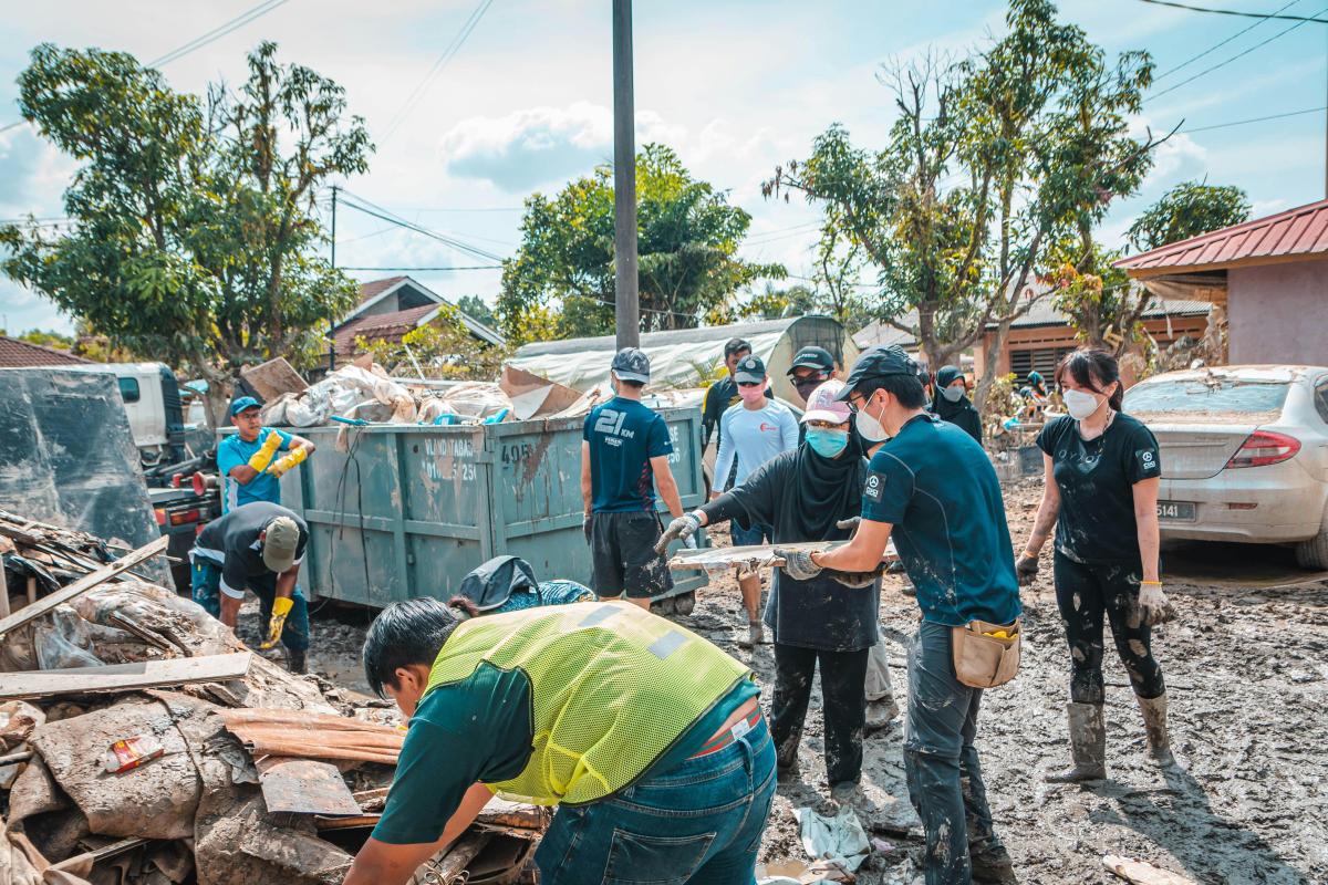 Image of Workers Rebuilding Homes