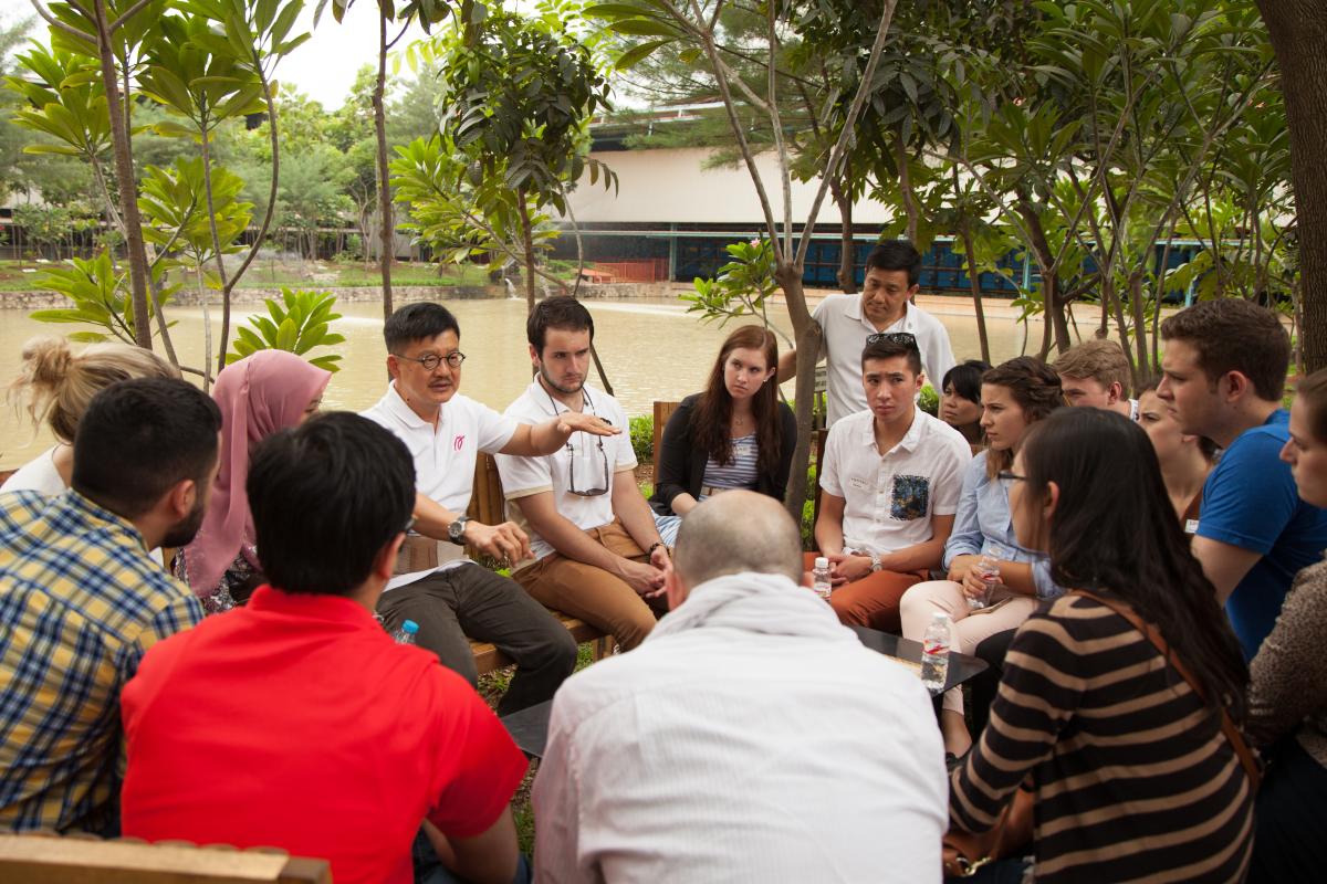 Tandean Rustandy teaching students abroad