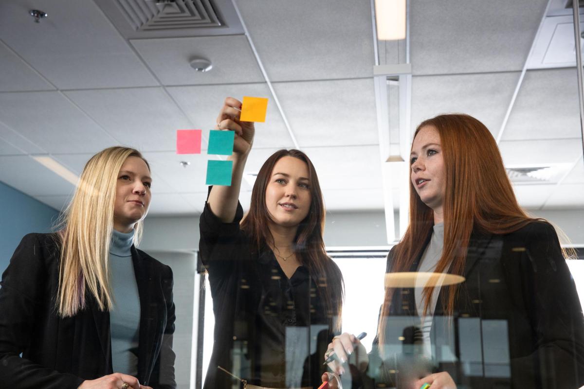 students with sticky notes