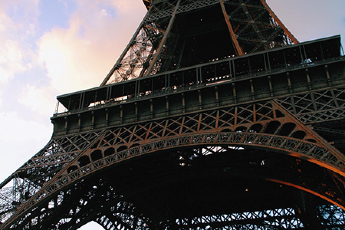 the eiffel tower to represent the paris global seminar