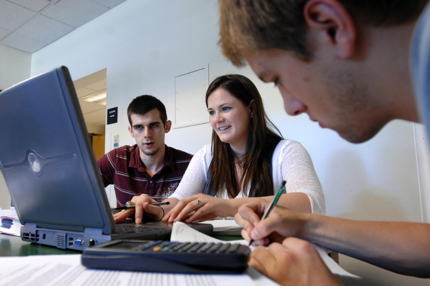 students_group-study-finance