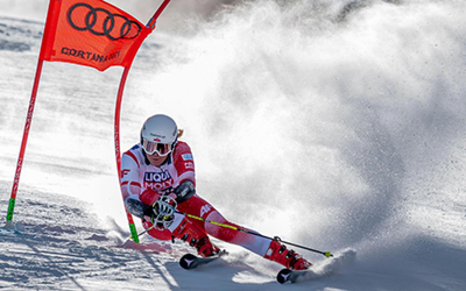 Magda Luczak executes a turn on the slopes.