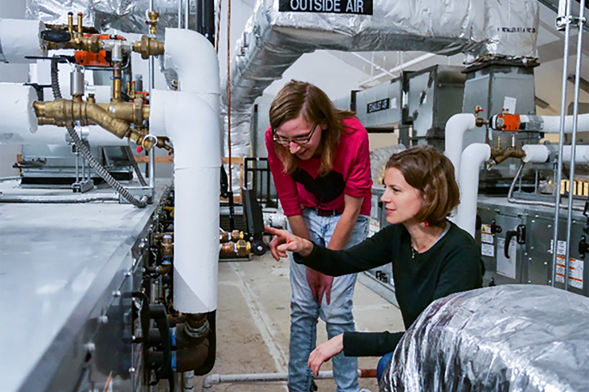 Students working in the Larson Lab.