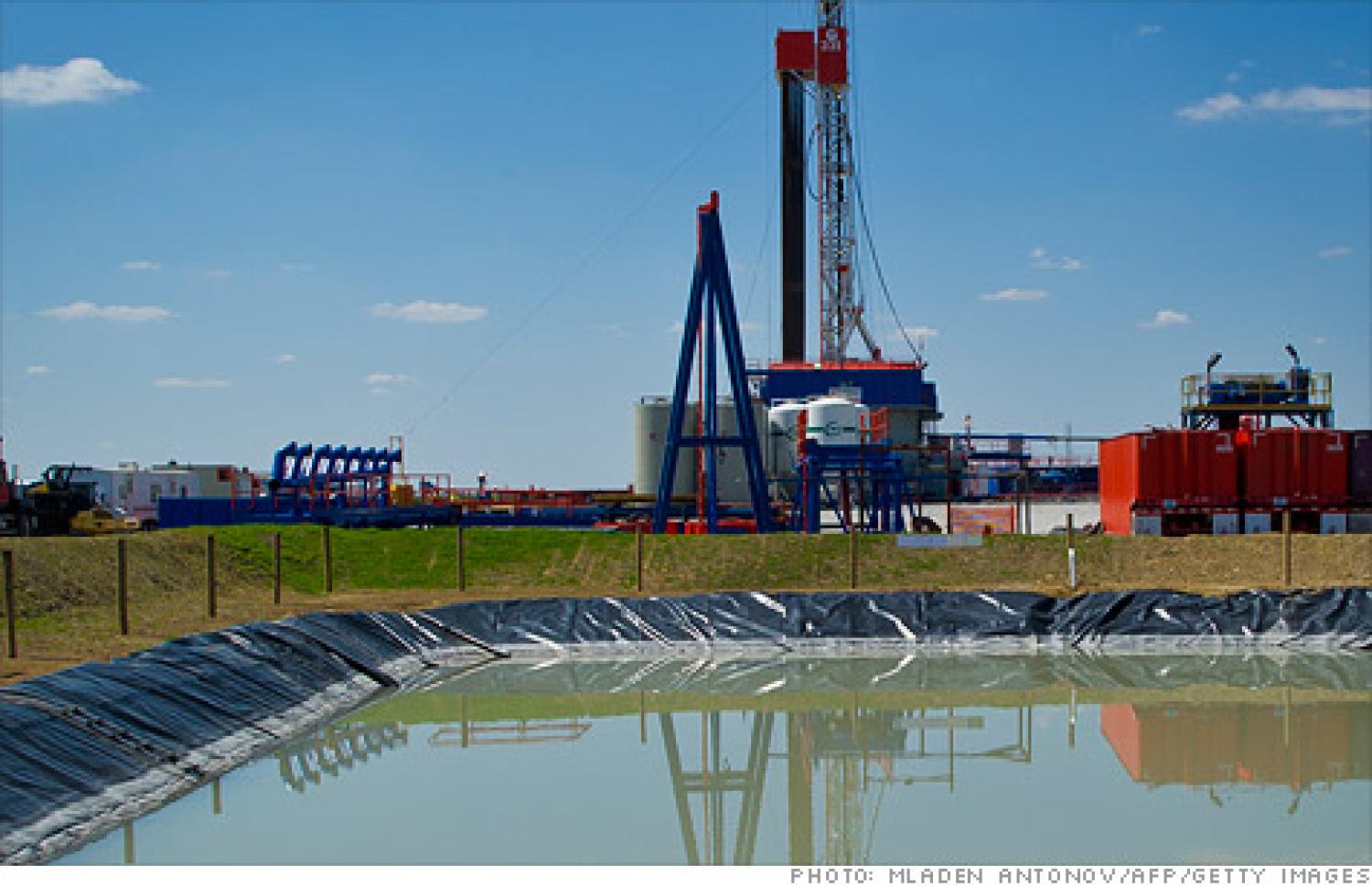 Oil and gas well with holding tank