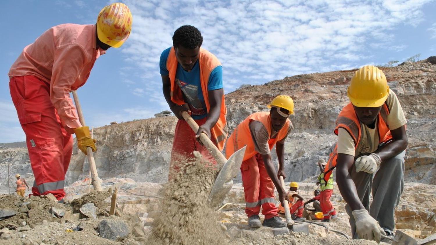 Men at work on the GERD in 2014 (By Jacey Fortin - CC BY-SA 4.0)