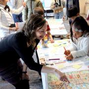 Mara Mintzer shows children from the Uni-Hill School the child-friendly map.