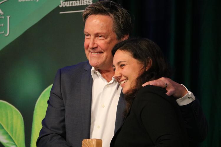 Jeff Burnside embraces Lindsey Fendt as she accepts the award for Outstanding Investigative Reporting, Small Market. Photo by Kelsey Simpkins