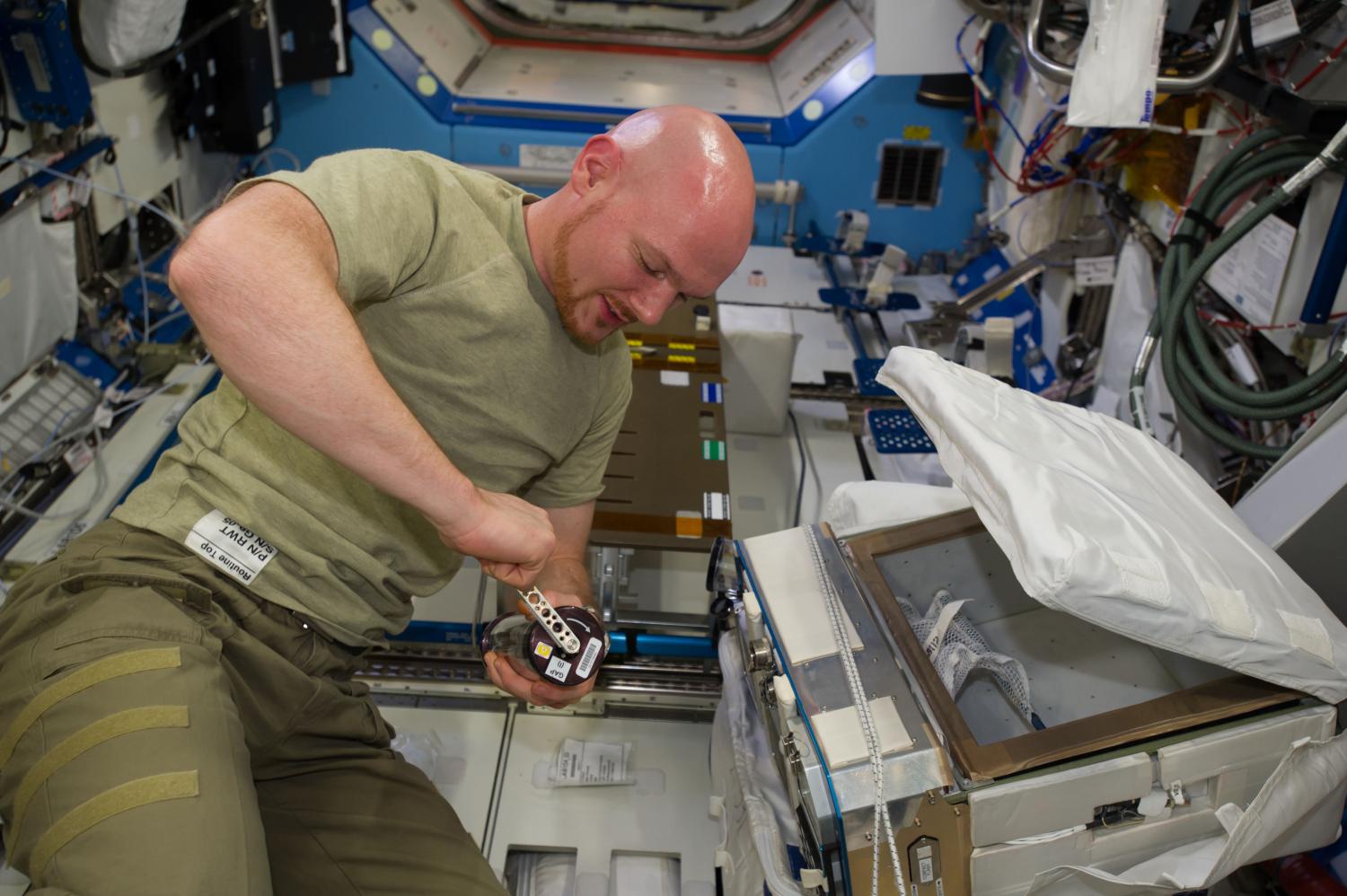 ESA astronaut Alexander Gerst cranking a GAP