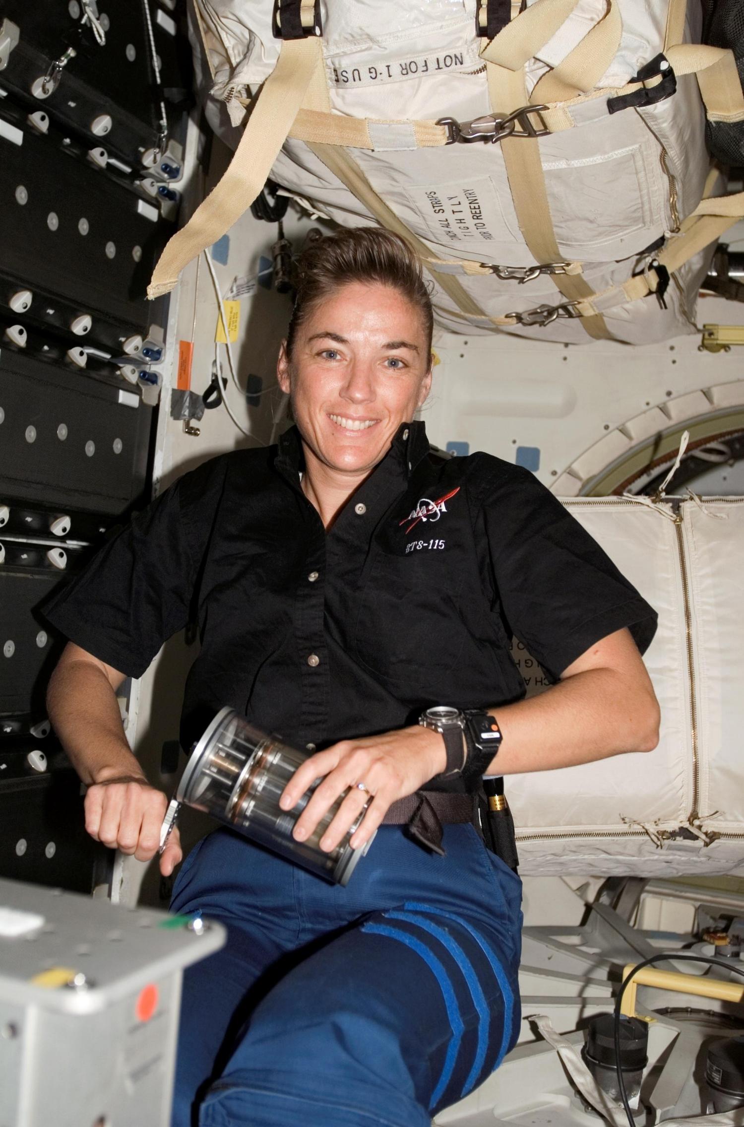 NASA astronaut Heidemarie Stefanyshyn-Piper cranking a GAP during the Microbe experiment