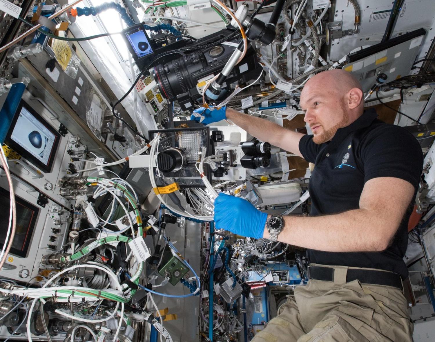 ESA astronaut Alexander Gerst using the BSMP during the PCG-16 experiment
