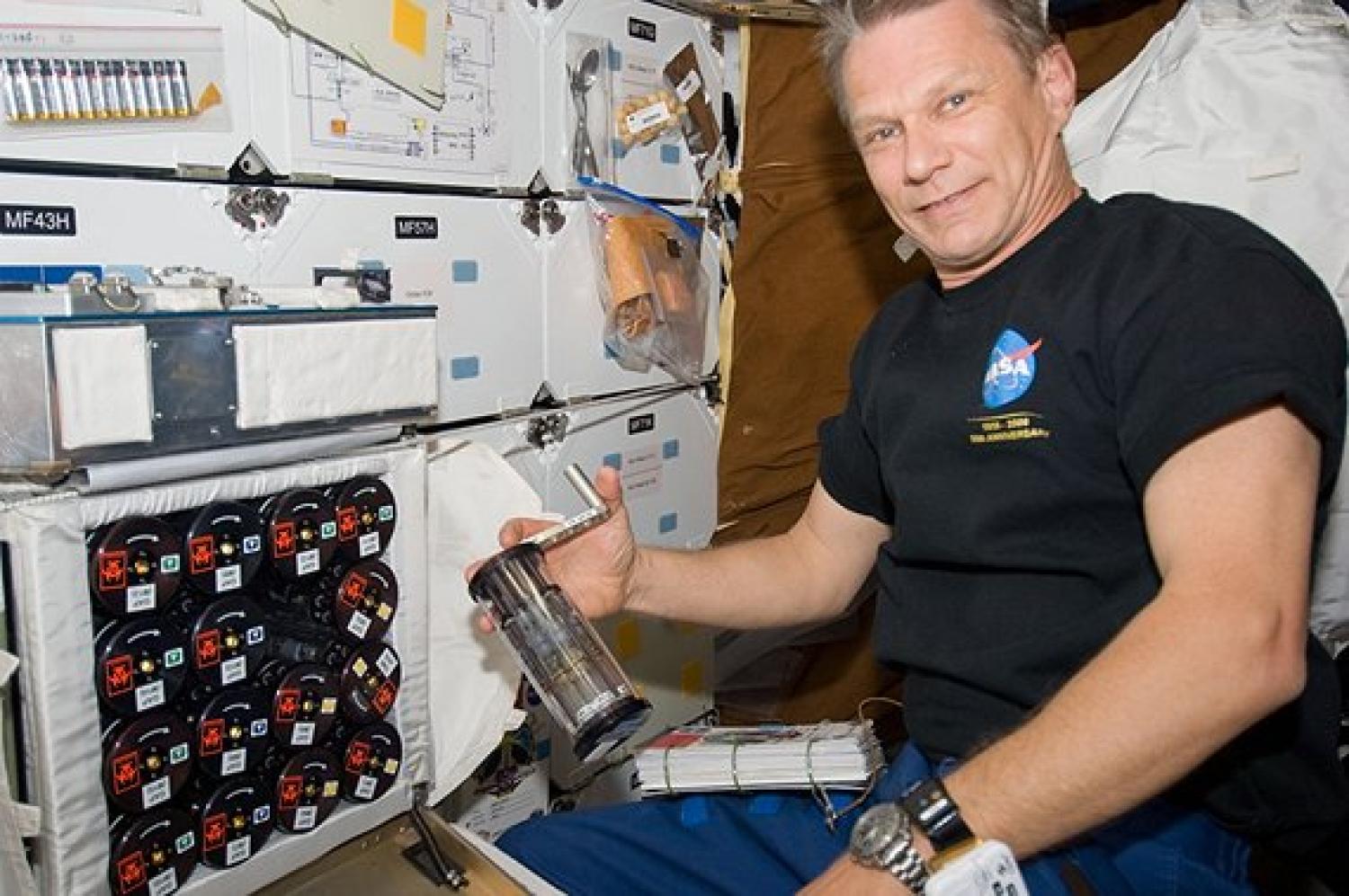 NASA astronaut Piers Sellers activating GAPs during the Micro-2 experiment