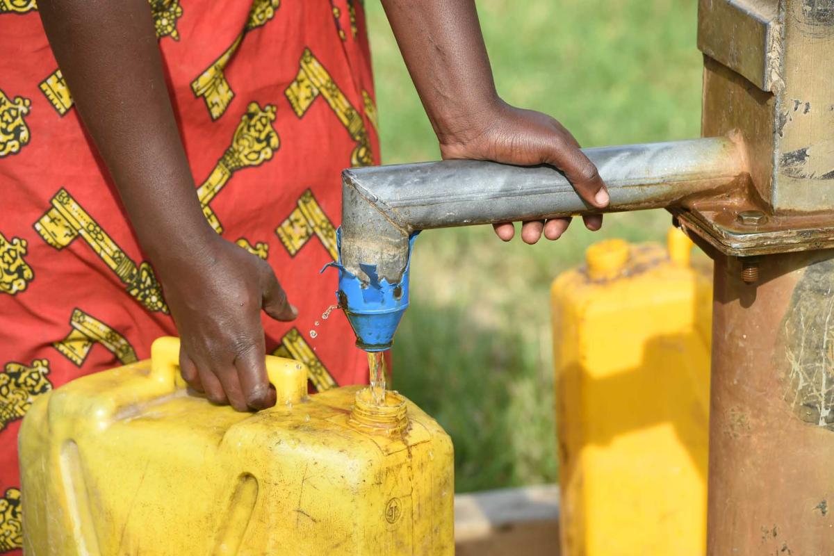 filling container from water pump