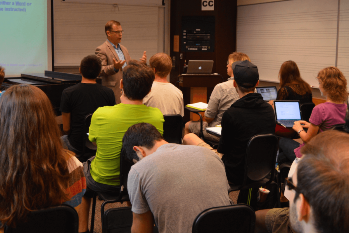 Jeff Nytch teaching the entrepreneurial artist class