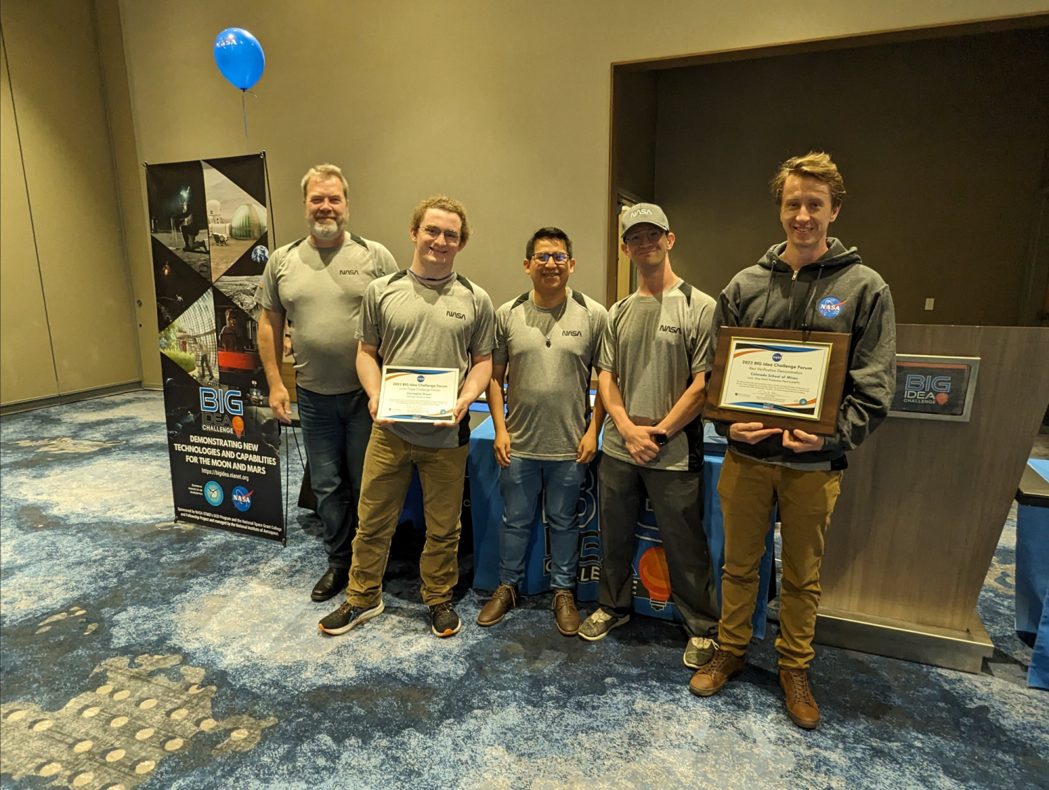 Mines team with award