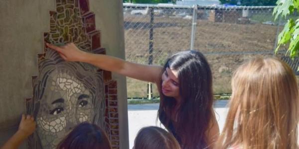 Artist Jasmine Baetz working with a group of children on the Los Seis sculpture