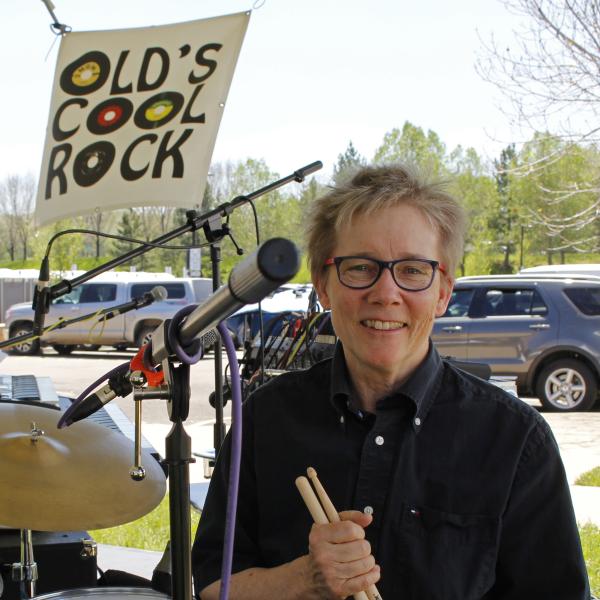 Undergraduate advisor Deb Renshaw plays drums in the graduation band.