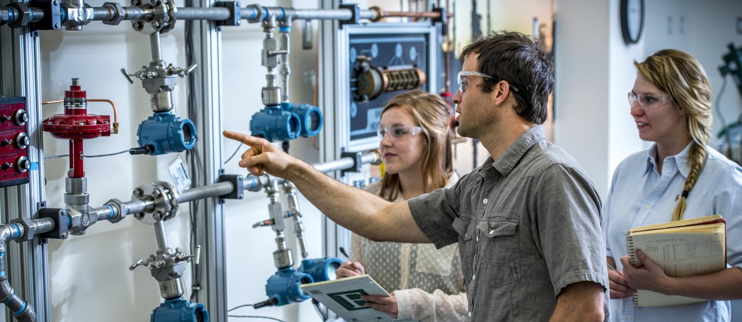 Charlie Nuttelman and students in undergraduate lab