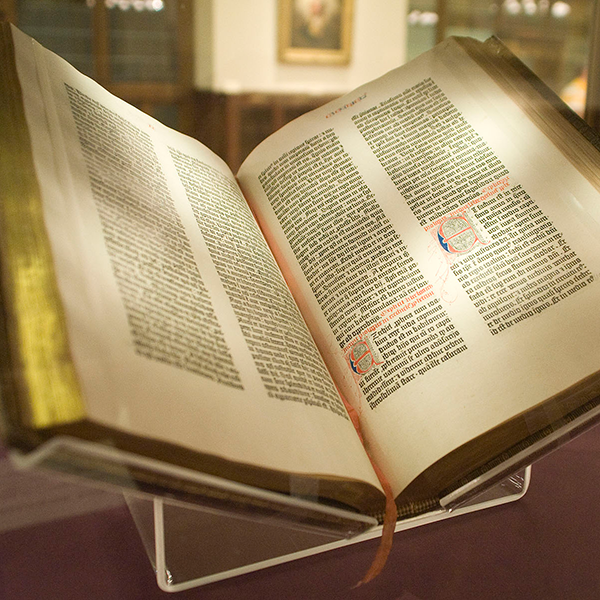 open gutenberg bible, NYC Wanderer (Kevin Eng), CC BY-SA 2.0 <https://creativecommons.org/licenses/by-sa/2.0>, via Wikimedia Commons