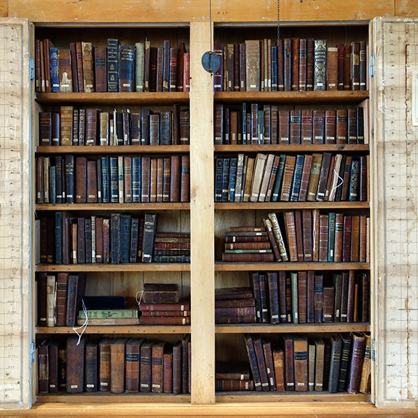 old library books, Daderot, CC0, via Wikimedia Commons