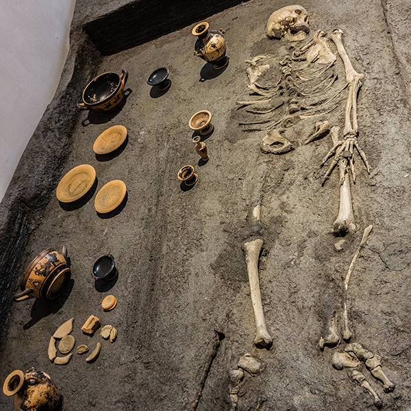 skeleton in situ with etruscan pottery, Vanni Lazzari, CC BY-SA 4.0 <https://creativecommons.org/licenses/by-sa/4.0>, via Wikimedia Commons