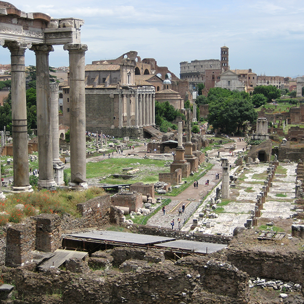 view of the roman forum in rome, https://upload.wikimedia.org/wikipedia/commons/0/0c/Roman_Forum.JPG