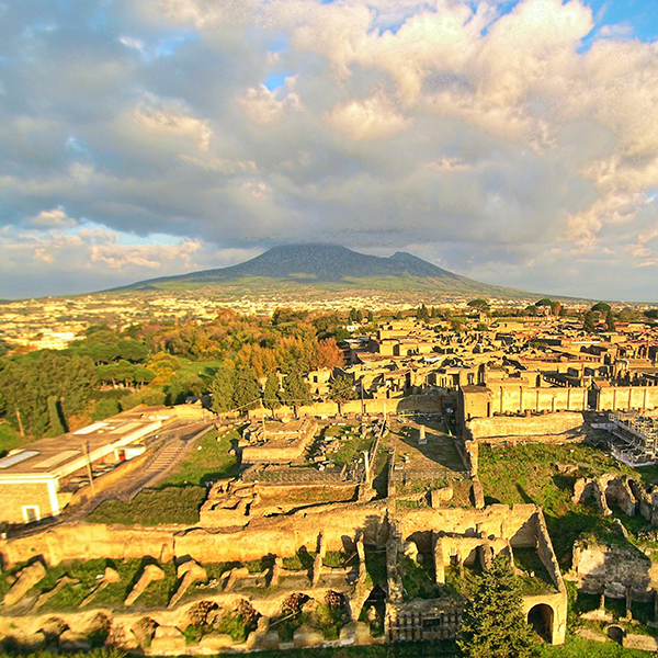 ruins of pompeii with vesuvius in the background, ElfQrin, CC BY-SA 4.0 <https://creativecommons.org/licenses/by-sa/4.0>, via Wikimedia Commons