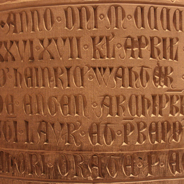 latin inscription in strasbourg cathedral, Pascal Terjan from London, United Kingdom, CC BY-SA 2.0 <https://creativecommons.org/licenses/by-sa/2.0>, via Wikimedia Commons