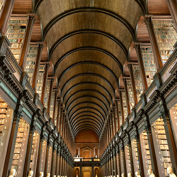 old library hallway, Sonse, CC BY 2.0 <https://creativecommons.org/licenses/by/2.0>, via Wikimedia Commons