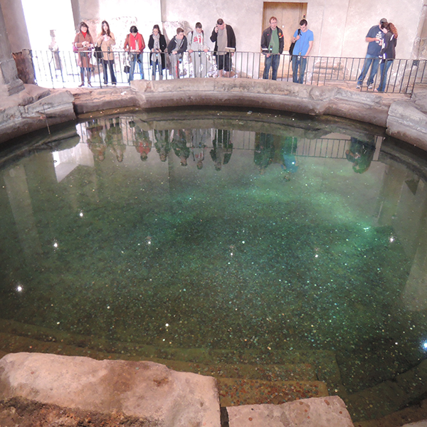 a roman circular bath, Farah Tsai, CC BY 2.0 <https://creativecommons.org/licenses/by/2.0>, via Wikimedia Commons